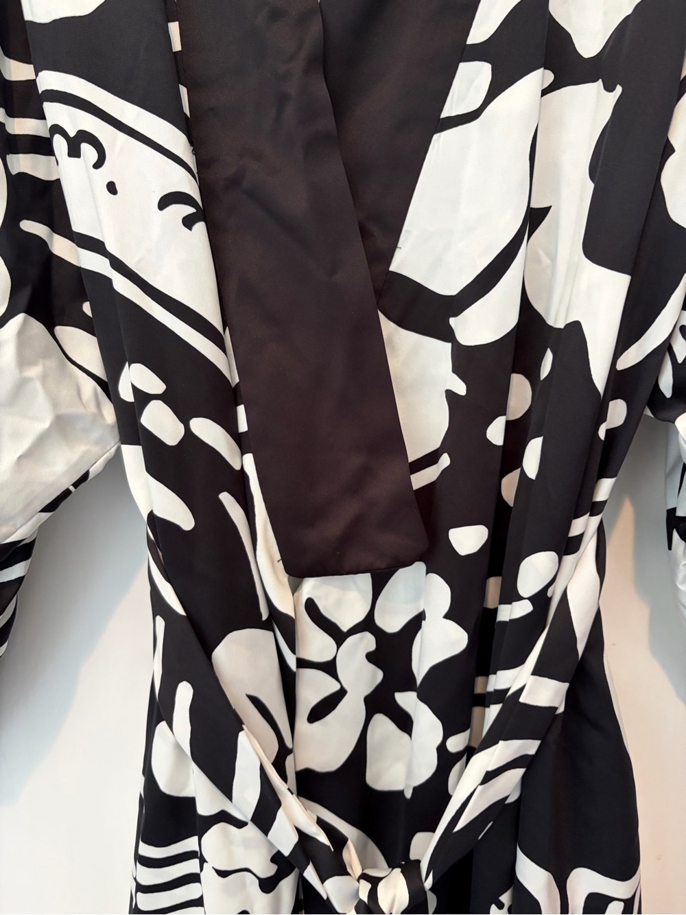 NWT Natori Tuvala Robe With Border Black and White Floral Wrap - Picture 6 of 12